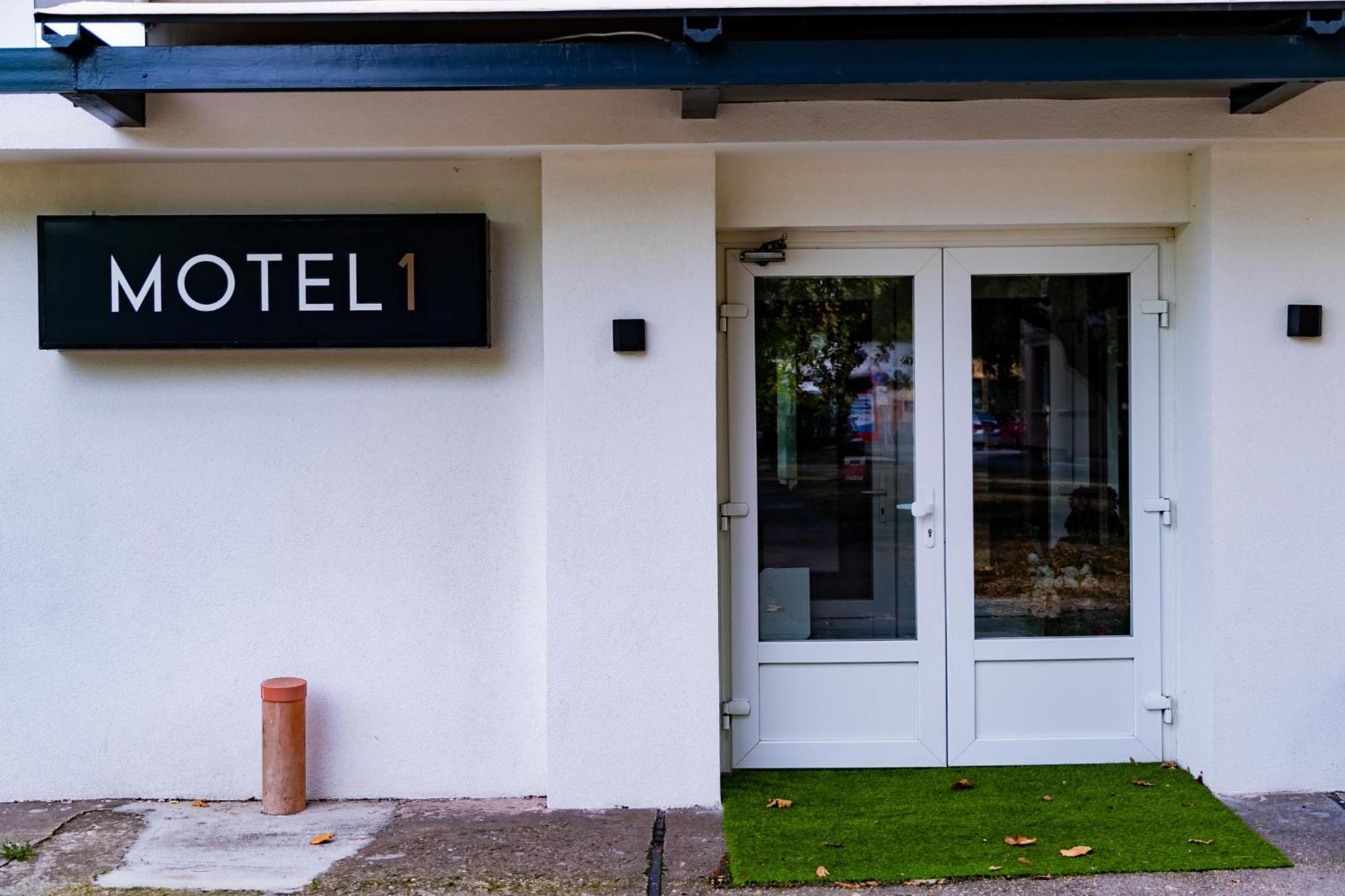 Motel1- A Megfizetheto Luxus! Dunaujvaros Luaran gambar