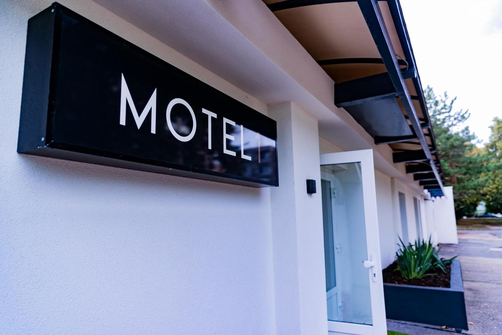 Motel1- A Megfizetheto Luxus! Dunaujvaros Luaran gambar