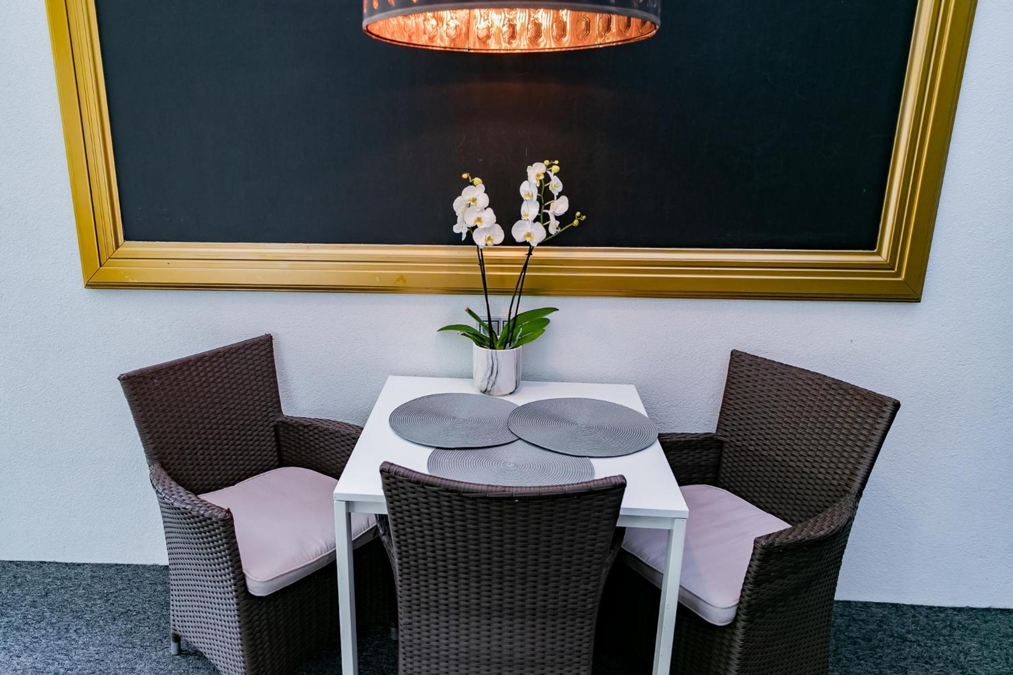 Motel1- A Megfizetheto Luxus! Dunaujvaros Luaran gambar