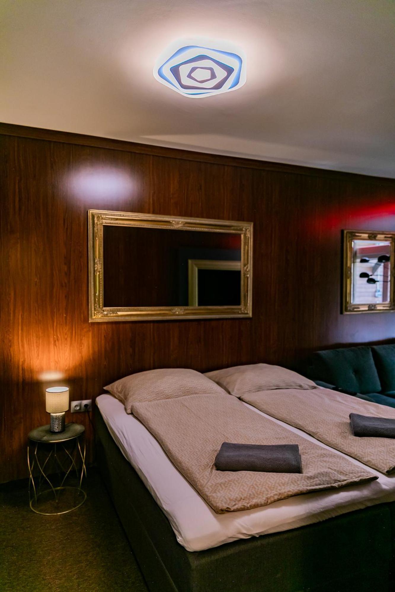 Motel1- A Megfizetheto Luxus! Dunaujvaros Luaran gambar